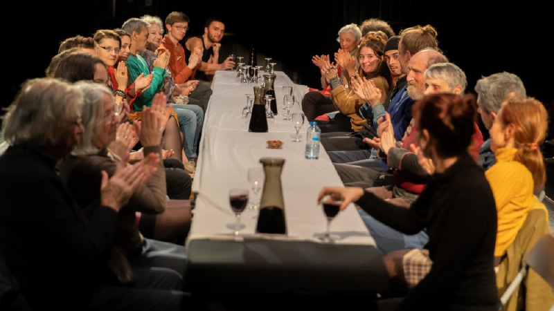 Yalla | pièce de théâtre. Personne attablées